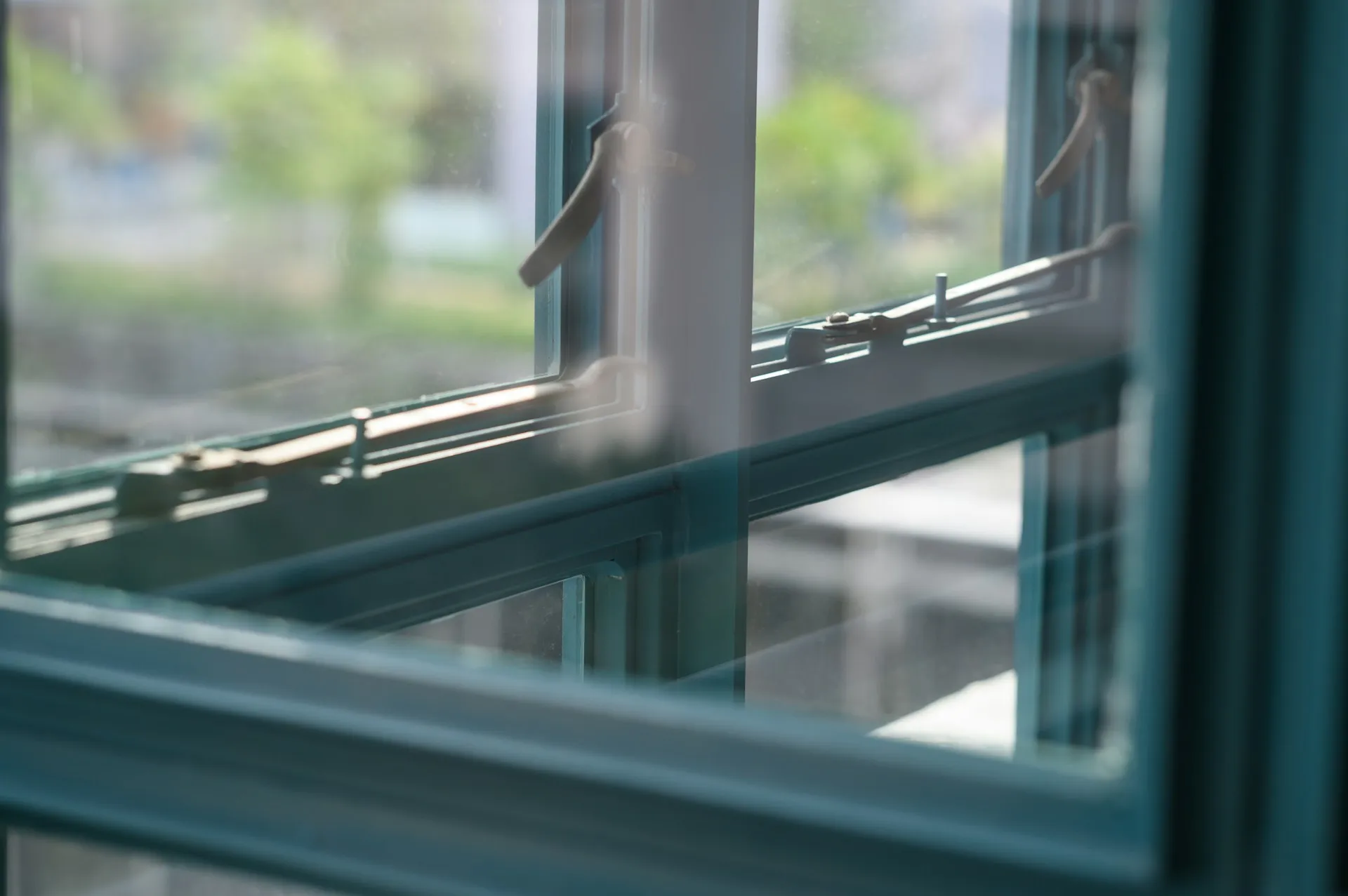 Detail van kozijnprofiel en glas